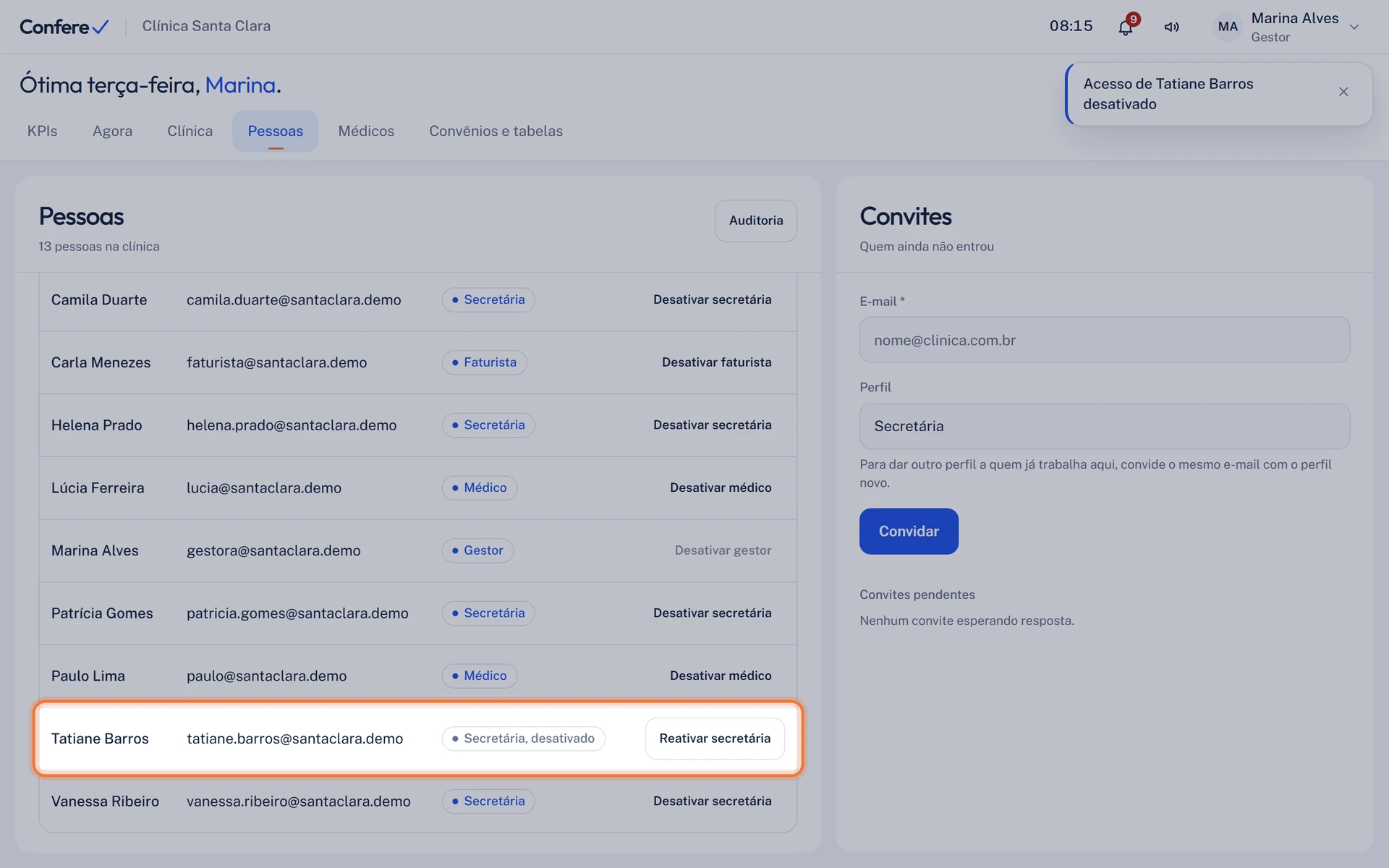 Linha da pessoa com o perfil Secretária, desativado e o botão Reativar secretária